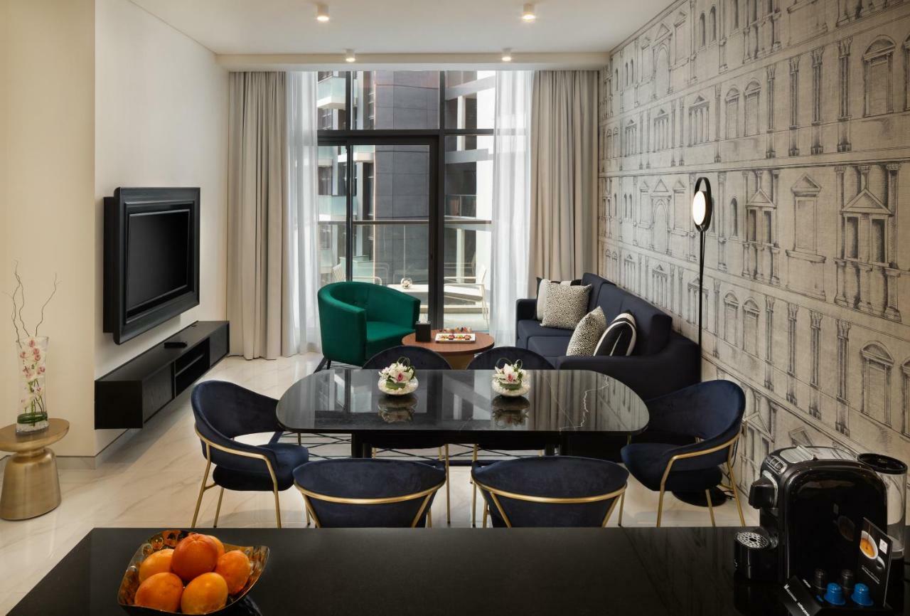 الشقق الفندقية دبيفي  ميلينيوم أتريا بيزنس باي المظهر الخارجي الصورة A living room in a serviced apartment in Hong Kong