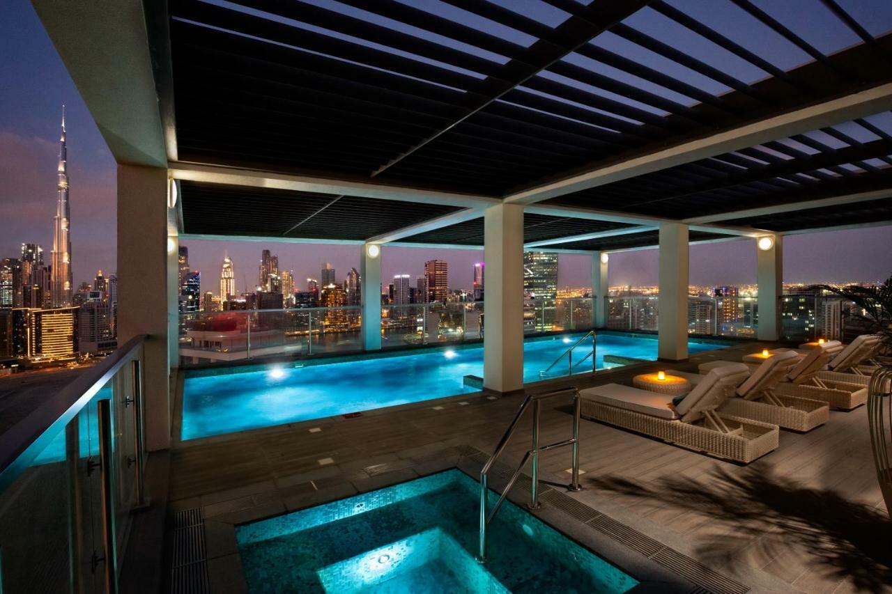 الشقق الفندقية دبيفي  ميلينيوم أتريا بيزنس باي المظهر الخارجي الصورة The swimming pool at the Address Downtown