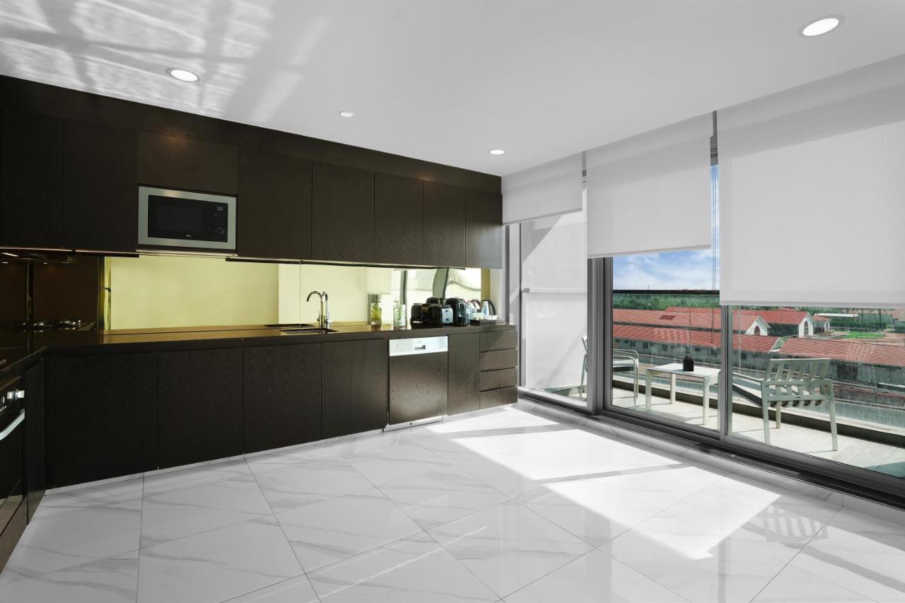 الشقق الفندقية دبيفي  ميلينيوم أتريا بيزنس باي المظهر الخارجي الصورة A kitchen with a large window